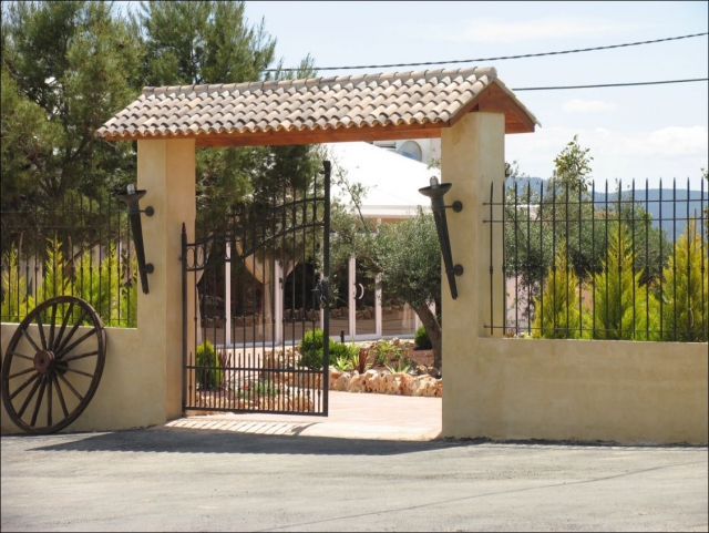 Entra a conocer bodegas Torroja